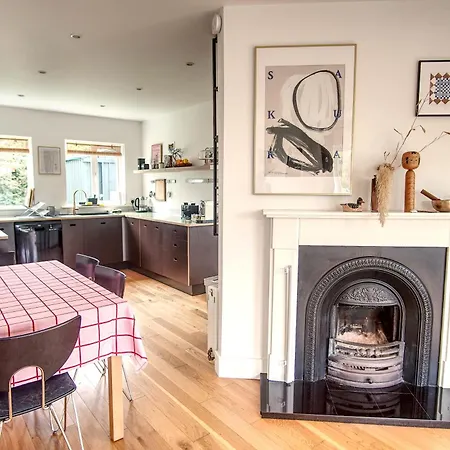 Family In Knightstown, Valentia 'new Letting' Knights Town
