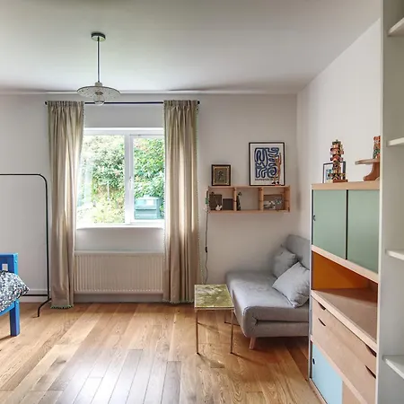 Family In Knightstown, Valentia 'new Letting' Knights Town